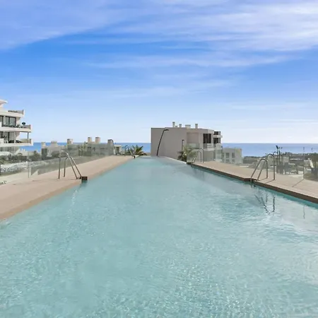 Vivi Homes - Aurelia Pool, Gym & Sea View Apartment