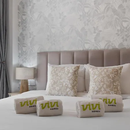 Vivi Homes - Aurelia Pool, Gym & Sea View Apartment