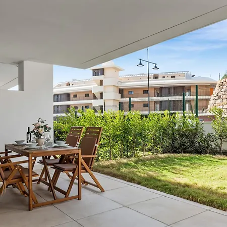 Vivi Homes - Aurelia Pool, Gym & Sea View *